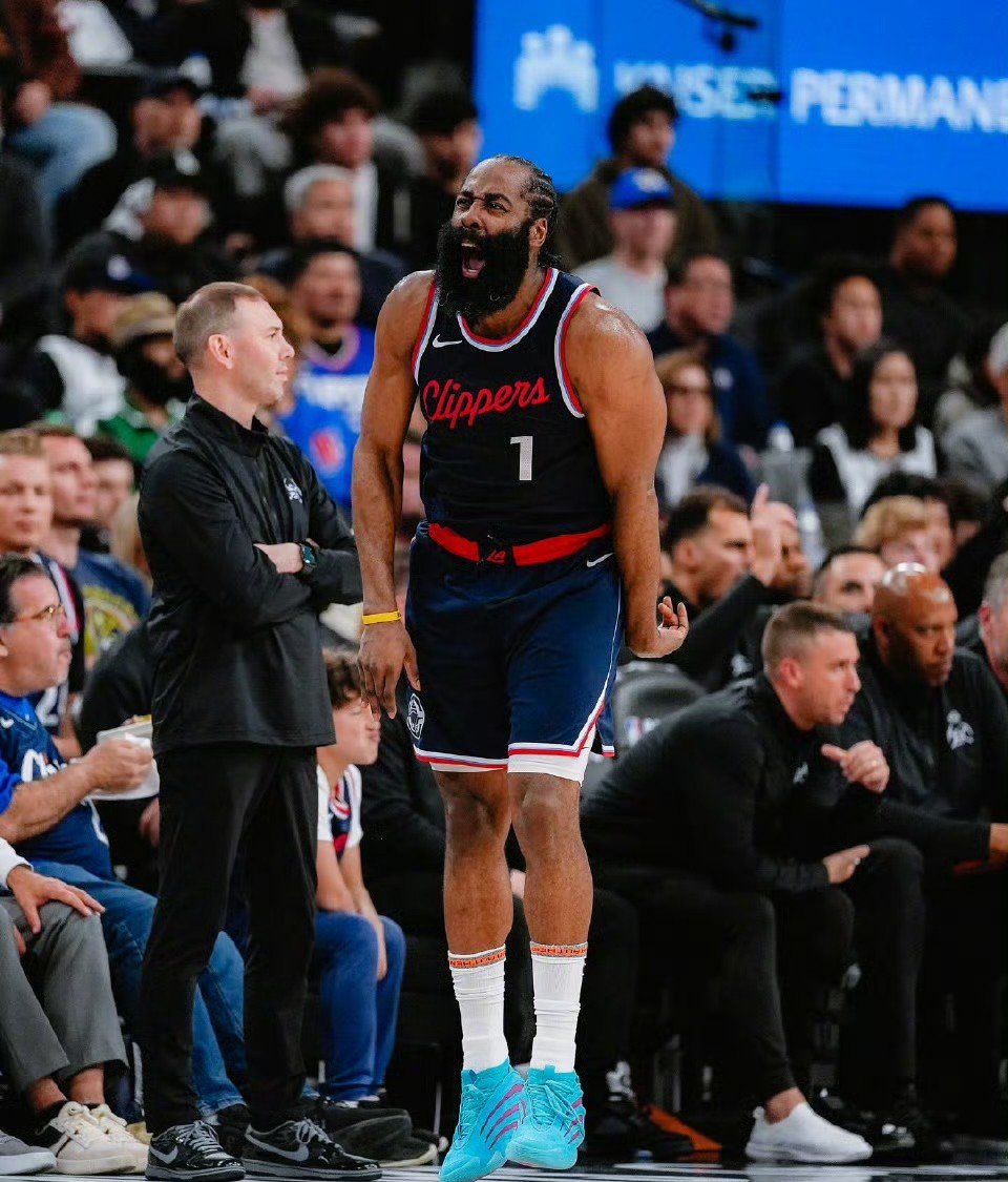 包含清晨NBA总决赛焦点战，波特兰开拓者临场应变，压力陡增，团队化学反应显著的词条